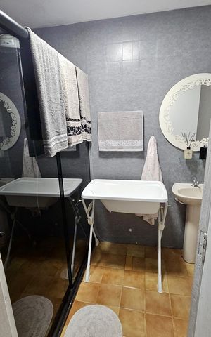 Casa à venda com 150m², 2 quartos e 2 vagas Casa à venda com 150m², 2 quartos e 2 vagasBanheiro