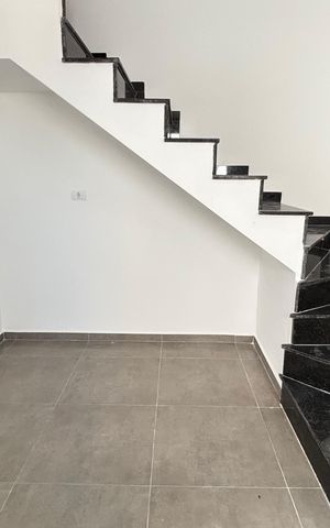 Apartamento à venda com 106m², 2 quartos e 2 vagas Apartamento à venda com 106m², 2 quartos e 2 vagasEscada