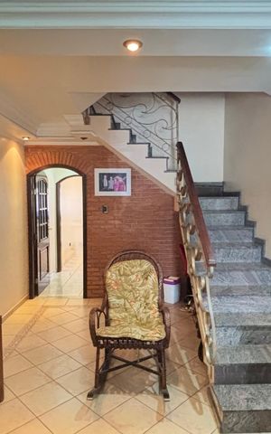 Casa à venda com 221m², 3 quartos e 2 vagas Casa à venda com 221m², 3 quartos e 2 vagasSala