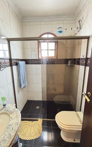 Casa à venda com 221m², 3 quartos e 2 vagas Casa à venda com 221m², 3 quartos e 2 vagasBanheiro