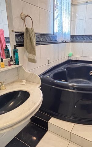 Casa à venda com 221m², 3 quartos e 2 vagas Casa à venda com 221m², 3 quartos e 2 vagasBanheiro da Suíte