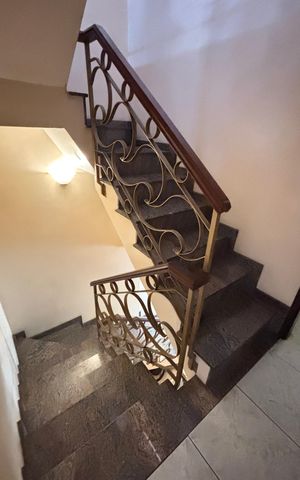 Casa à venda com 221m², 3 quartos e 2 vagas Casa à venda com 221m², 3 quartos e 2 vagasEscada