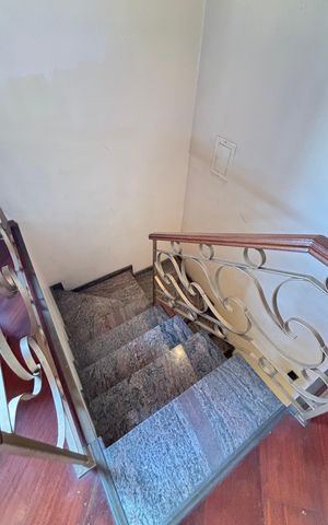 Casa à venda com 221m², 3 quartos e 2 vagas Casa à venda com 221m², 3 quartos e 2 vagasEscada