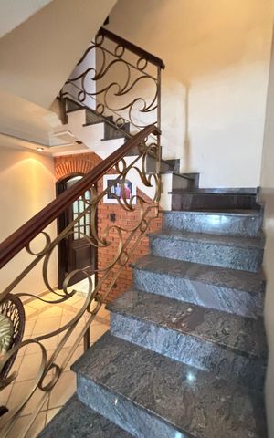 Casa à venda com 221m², 3 quartos e 2 vagas Casa à venda com 221m², 3 quartos e 2 vagasEscada