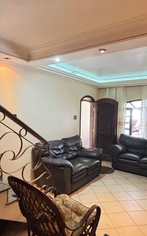 Casa à venda com 221m², 3 quartos e 2 vagas Casa à venda com 221m², 3 quartos e 2 vagasSala