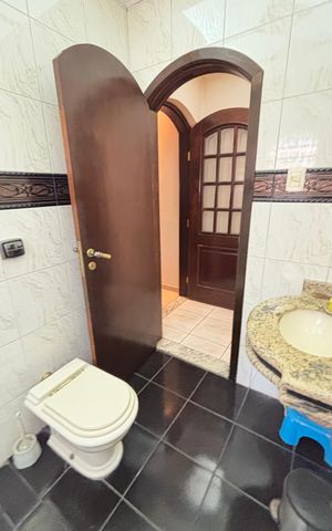Casa à venda com 221m², 3 quartos e 2 vagas Casa à venda com 221m², 3 quartos e 2 vagasBanheiro 2