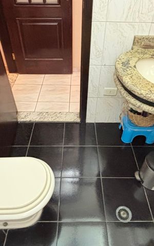 Casa à venda com 221m², 3 quartos e 2 vagas Casa à venda com 221m², 3 quartos e 2 vagasBanheiro 2