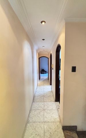 Casa à venda com 221m², 3 quartos e 2 vagas Casa à venda com 221m², 3 quartos e 2 vagasCorredor