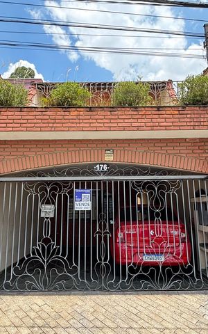 Casa à venda com 221m², 3 quartos e 2 vagas Casa à venda com 221m², 3 quartos e 2 vagasFachada