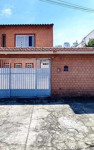 Casa à venda com 239m², 3 quartos e 6 vagas Casa à venda com 239m², 3 quartos e 6 vagasFachada