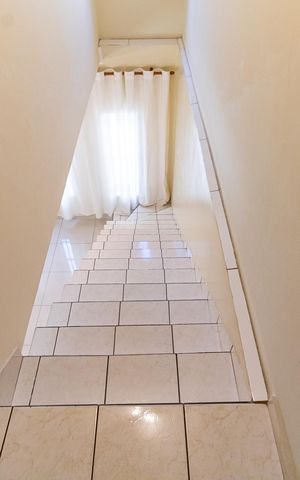 Casa à venda com 239m², 3 quartos e 6 vagas Casa à venda com 239m², 3 quartos e 6 vagasEscada