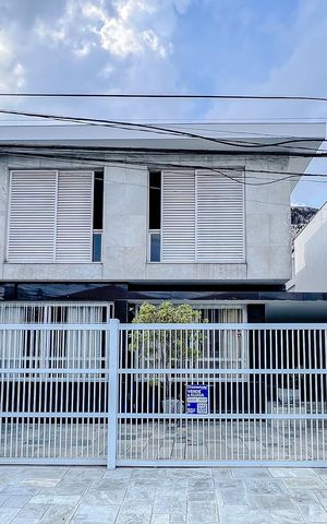 Casa à venda com 250m², 3 quartos e 3 vagasFachada - Plaquinha