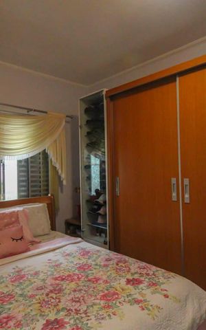 Casa à venda com 290m², 6 quartos e 3 vagas Casa à venda com 290m², 6 quartos e 3 vagasQuarto 4
