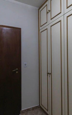 Casa à venda com 290m², 6 quartos e 3 vagas Casa à venda com 290m², 6 quartos e 3 vagasQuarto 2