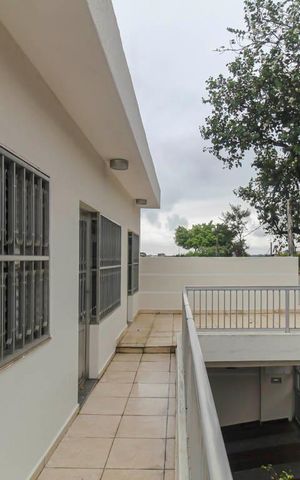 Casa à venda com 290m², 6 quartos e 3 vagas Casa à venda com 290m², 6 quartos e 3 vagasSacada da Sala 1