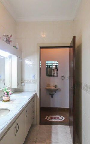 Casa à venda com 290m², 6 quartos e 3 vagas Casa à venda com 290m², 6 quartos e 3 vagasBanheiro 2