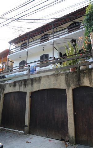 Casa de condomínio à venda com 229m², 4 quartos e 2 vagasFachada