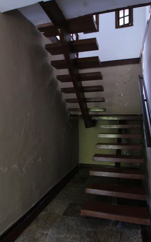 Casa de condomínio à venda com 229m², 4 quartos e 2 vagasSala - Escada