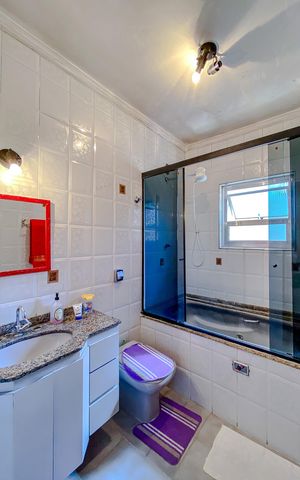 Casa à venda com 140m², 3 quartos e 2 vagasBanheiro