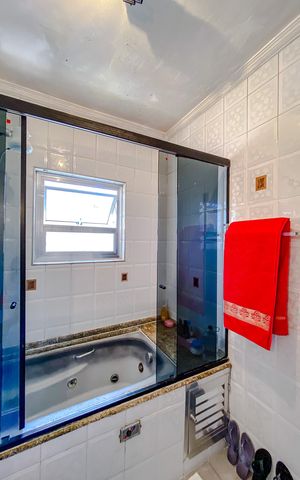 Casa à venda com 140m², 3 quartos e 2 vagasBanheiro