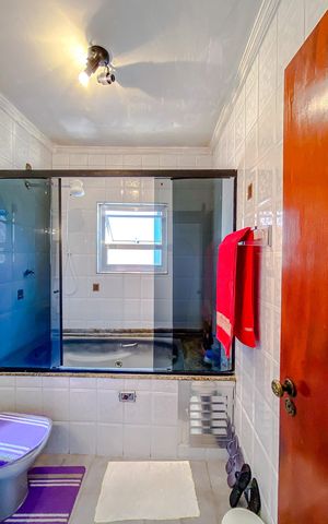 Casa à venda com 140m², 3 quartos e 2 vagasBanheiro
