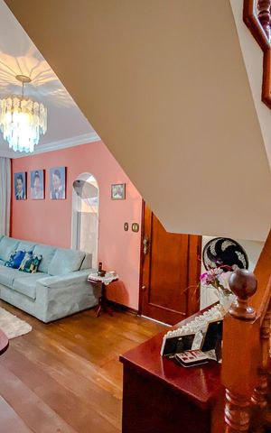 Casa à venda com 140m², 3 quartos e 2 vagasSala