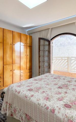 Casa à venda com 250m², 3 quartos e 3 vagas Casa à venda com 250m², 3 quartos e 3 vagasSuíte