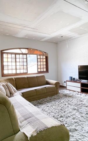 Casa à venda com 250m², 3 quartos e 3 vagas Casa à venda com 250m², 3 quartos e 3 vagasSala