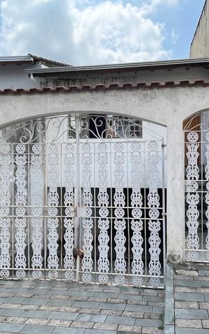 Casa à venda com 250m², 3 quartos e 3 vagas Casa à venda com 250m², 3 quartos e 3 vagasFachada