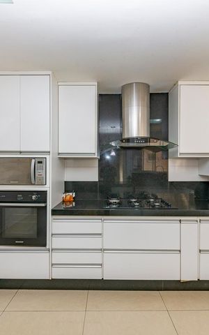 Casa à venda com 420m², 4 quartos e 3 vagas Casa à venda com 420m², 4 quartos e 3 vagasCozinha