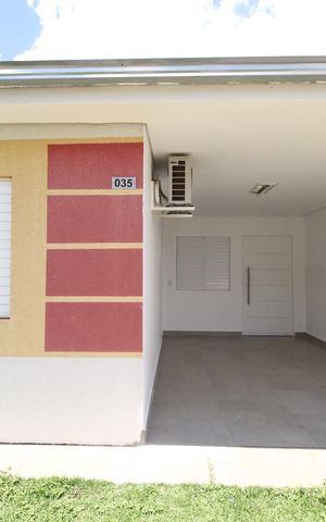 Casa de condomínio para alugar com 90m², 3 quartos e 3 vagasFachada da casa e placa