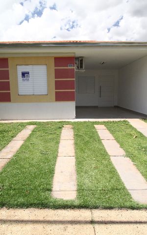 Casa de condomínio para alugar com 90m², 3 quartos e 3 vagasFachada da casa e placa