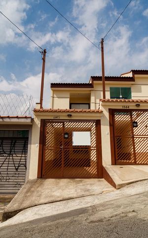 Casa à venda com 107m², 3 quartos e 2 vagasFachada