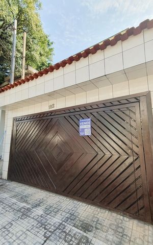 Casa à venda com 150m², 3 quartos e 2 vagas Casa à venda com 150m², 3 quartos e 2 vagasFachada