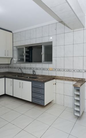 Casa à venda com 150m², 3 quartos e 2 vagas Casa à venda com 150m², 3 quartos e 2 vagasCozinha - Armários