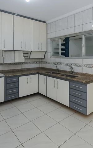 Casa à venda com 150m², 3 quartos e 2 vagas Casa à venda com 150m², 3 quartos e 2 vagasCozinha - Armários