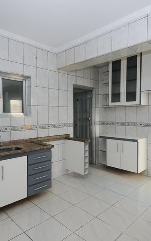 Casa à venda com 150m², 3 quartos e 2 vagas Casa à venda com 150m², 3 quartos e 2 vagasCozinha - Armários