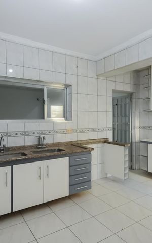 Casa à venda com 150m², 3 quartos e 2 vagas Casa à venda com 150m², 3 quartos e 2 vagasCozinha - Armários