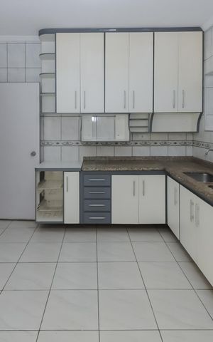 Casa à venda com 150m², 3 quartos e 2 vagas Casa à venda com 150m², 3 quartos e 2 vagasCozinha - Armários