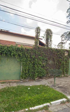 Casa para alugar com 320m², 3 quartos e 3 vagas Casa para alugar com 320m², 3 quartos e 3 vagasFachada
