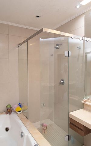 Casa para alugar com 320m², 3 quartos e 3 vagas Casa para alugar com 320m², 3 quartos e 3 vagasBanheiro da Suíte 1