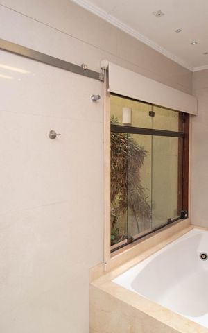 Casa para alugar com 320m², 3 quartos e 3 vagas Casa para alugar com 320m², 3 quartos e 3 vagasBanheiro da Suíte 1