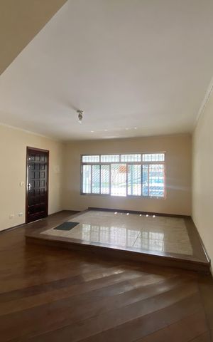 Casa à venda com 172m², 3 quartos e 2 vagas Casa à venda com 172m², 3 quartos e 2 vagasSala