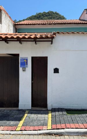 Apartamento à venda com 220m², 3 quartos e 3 vagas Apartamento à venda com 220m², 3 quartos e 3 vagasPlaquinha
