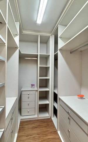 Casa de condomínio para alugar com 550m², 6 quartos e 6 vagas Casa de condomínio para alugar com 550m², 6 quartos e 6 vagasSuíte 4 - Closet