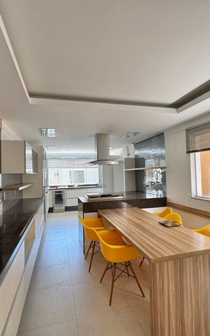 Casa de condomínio para alugar com 550m², 6 quartos e 6 vagas Casa de condomínio para alugar com 550m², 6 quartos e 6 vagasCozinha
