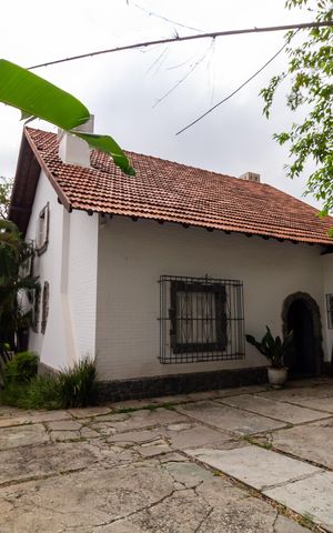 Casa à venda com 208m², 6 quartos e 4 vagas Casa à venda com 208m², 6 quartos e 4 vagasQuintal e Garagem