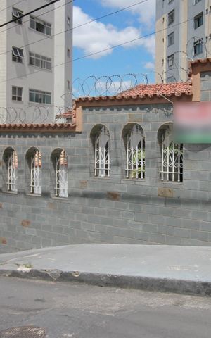 Casa à venda com 357m², 8 quartos e 3 vagasFachada