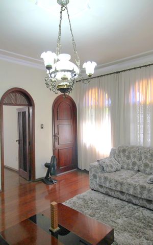 Casa à venda com 357m², 8 quartos e 3 vagasSala