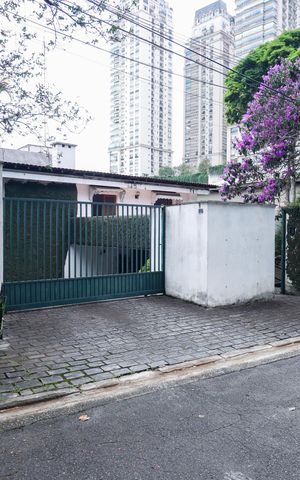 Casa de condomínio à venda com 958m², 6 quartos e 6 vagas Casa de condomínio à venda com 958m², 6 quartos e 6 vagasFachada